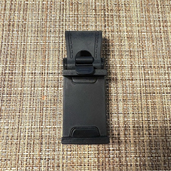 Black Steering Wheel Phone Holder - Picture 5 of 8